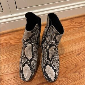 HALOGEN Snakeskin Pattern Ankle Boots